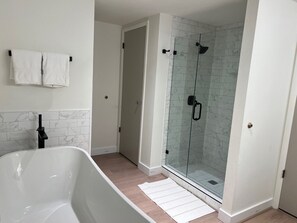 Duschwanne, Haartrockner, Handtücher, Seife