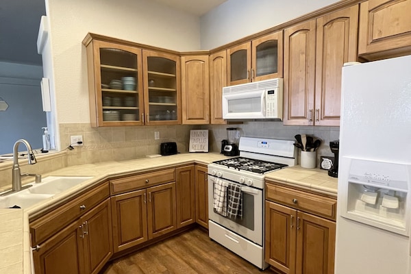 Frigorifero, microonde, forno, piano cottura