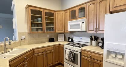 Beautiful, cozy home minutes from Laughlin and the river!!