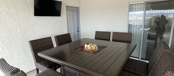 Beautiful, cozy home minutes from Laughlin and the river!!