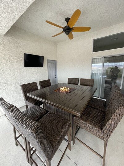 Beautiful, cozy home minutes from Laughlin and the river!!