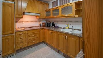 Een microgolfoven, een koffiezetapparaat/waterkoker, een broodrooster