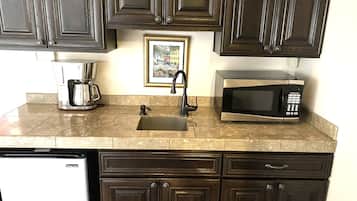 Coffee/tea maker, fridge, microwave, oven