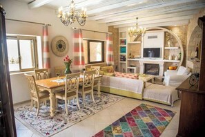 Smart TV, fireplace, DVD player, offices