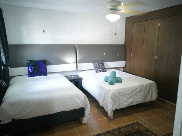 2 室のベッドルーム、アイロン / アイロン台、WiFi、ベッドシーツ