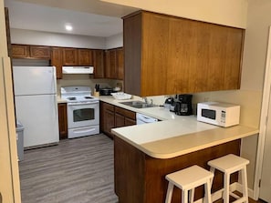 Kjøleskap, mikrobølgeovn, ovn og kokeplater