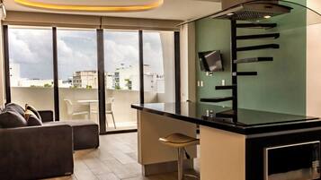 Penthouse | Área de sala de estar | Smart TV de 38 pulgadas con canales digitales