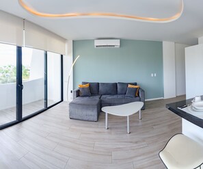 Deluxe Suite | Living area | 38-inch Smart TV with digital channels - Mare Condo Vacacional (Playa del Carmen)