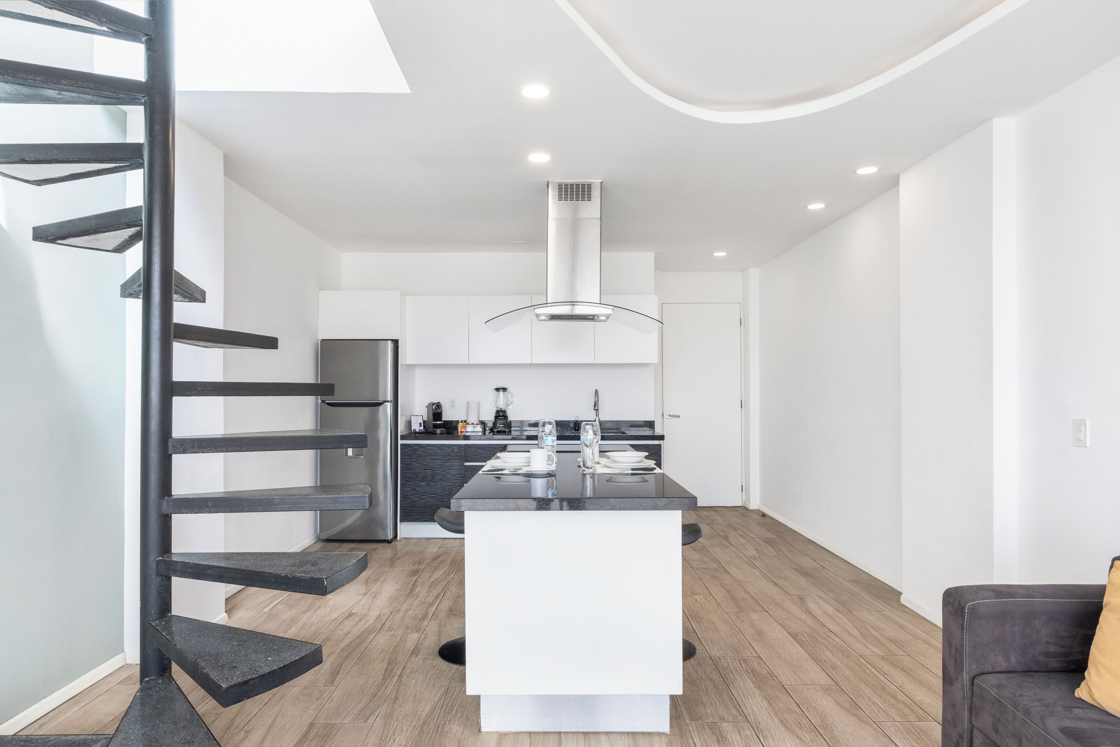Penthouse | Cocina privada | Microondas, cafetera y tetera, licuadora y utensilios de cocina 