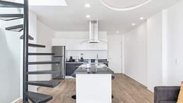 Penthouse | Cocina privada | Microondas, cafetera y tetera, licuadora y utensilios de cocina