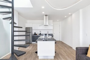 Penthouse | Eget kök | Mikrovågsugn, kaffe- och tebryggare, mixer och grytor/köksredskap