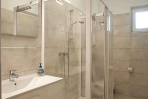 Bathroom - Holiday home close to Lake Balaton, with modern equipment, washing machine, dishwasher. (Balatonberény)