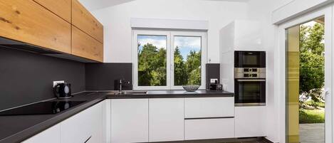 Geladeira, micro-ondas, fogão, cooktop