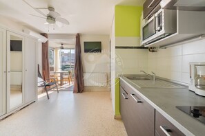 Fridge, microwave, oven, dishwasher - AS21116 - P2 city center 200m from the beach (LE GRAU DU ROI)