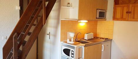 Réfrigérateur, micro-ondes, four