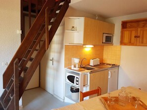 Refrigerador, microondas, horno y utensilios de cocina 