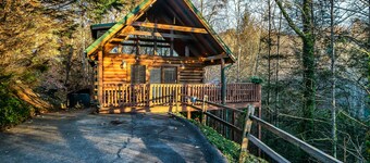 Seasonal Outdoor Pool 🐻 Family Friendly🍂Cozy Cabin 🏔3 mi to Strip 🍁Hot Tub  