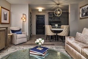 Premium bedding, pillowtop beds, minibar, in-room safe - Carnegie House (State College)