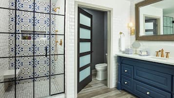 Shower, rainfall showerhead, free toiletries, hair dryer