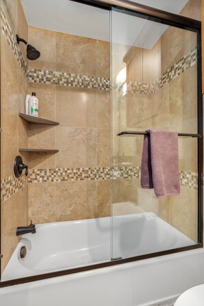 Combined shower/bathtub, hair dryer, towels