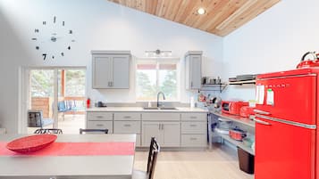 Refrigerador, microondas, cafetera y tetera y tostadora