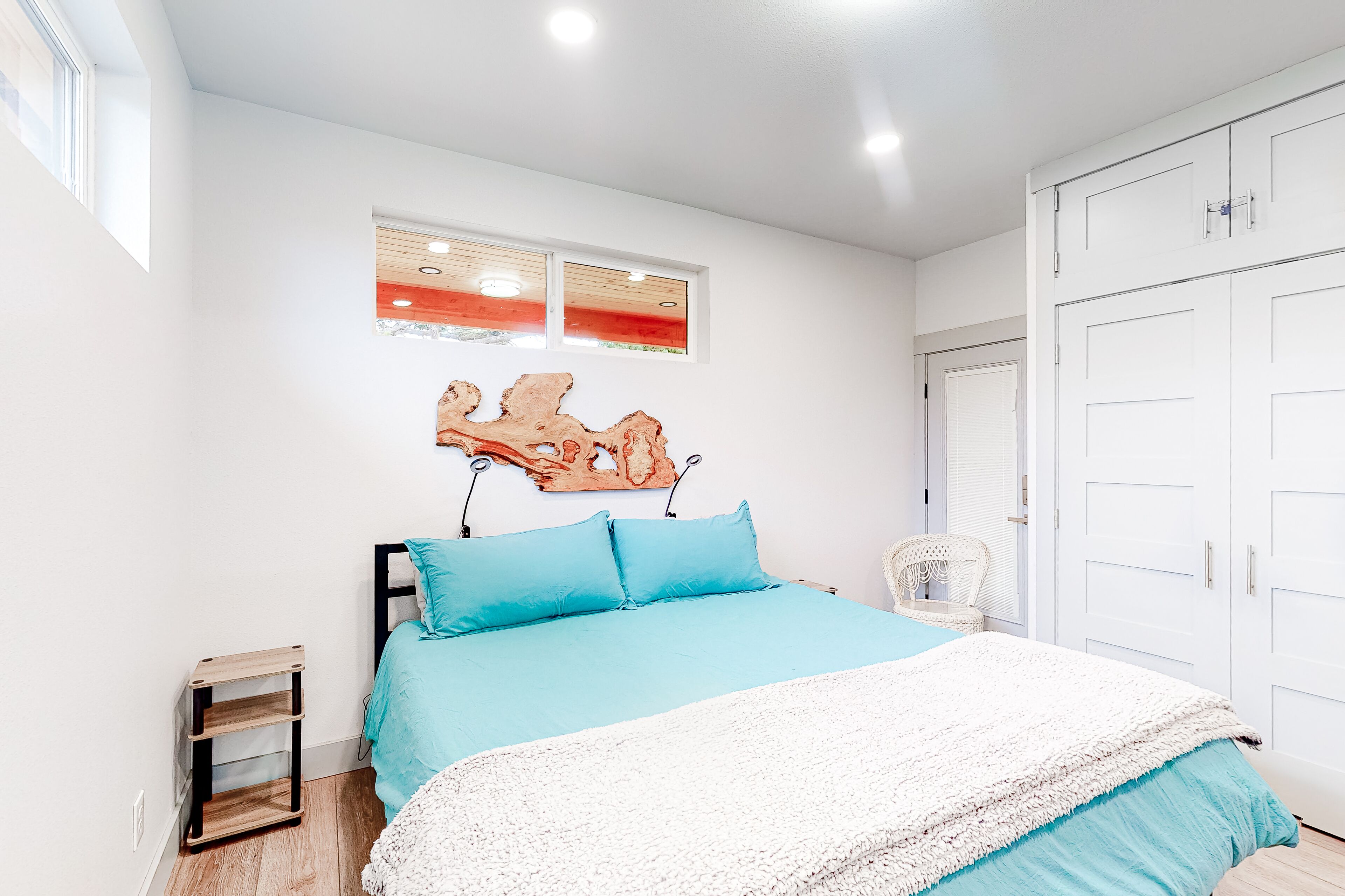 2 bedrooms, internet, bed sheets