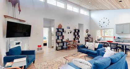 Beachy, Dog-Friendly Home Near the Coast with Free WiFi & a Kitchenette