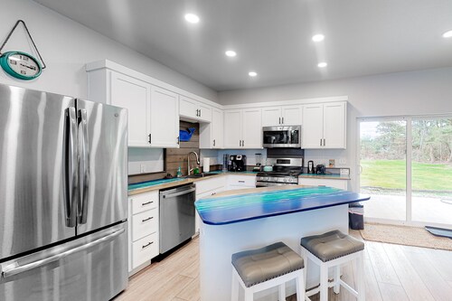 Modern, Dog-Friendly Home with a Full Kitchen, Washer/Dryer, Furnished Patio