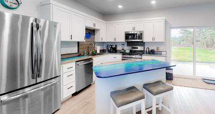 Modern, Dog-Friendly Home with a Full Kitchen, Washer/Dryer, Furnished Patio