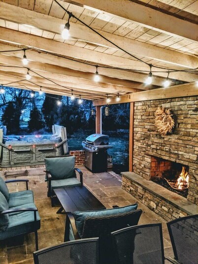 Paradise Place-Spacious home with Hot Tub+Fire Pit