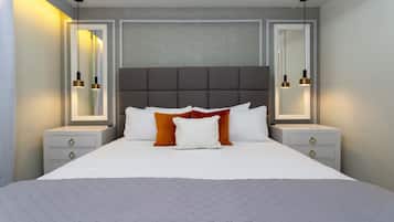 2 habitaciones, escritorio y tabla de planchar con plancha