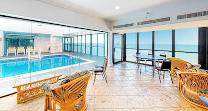 Delightful beachfront studio with full kitchen, balcony, pools, gym & tennis
