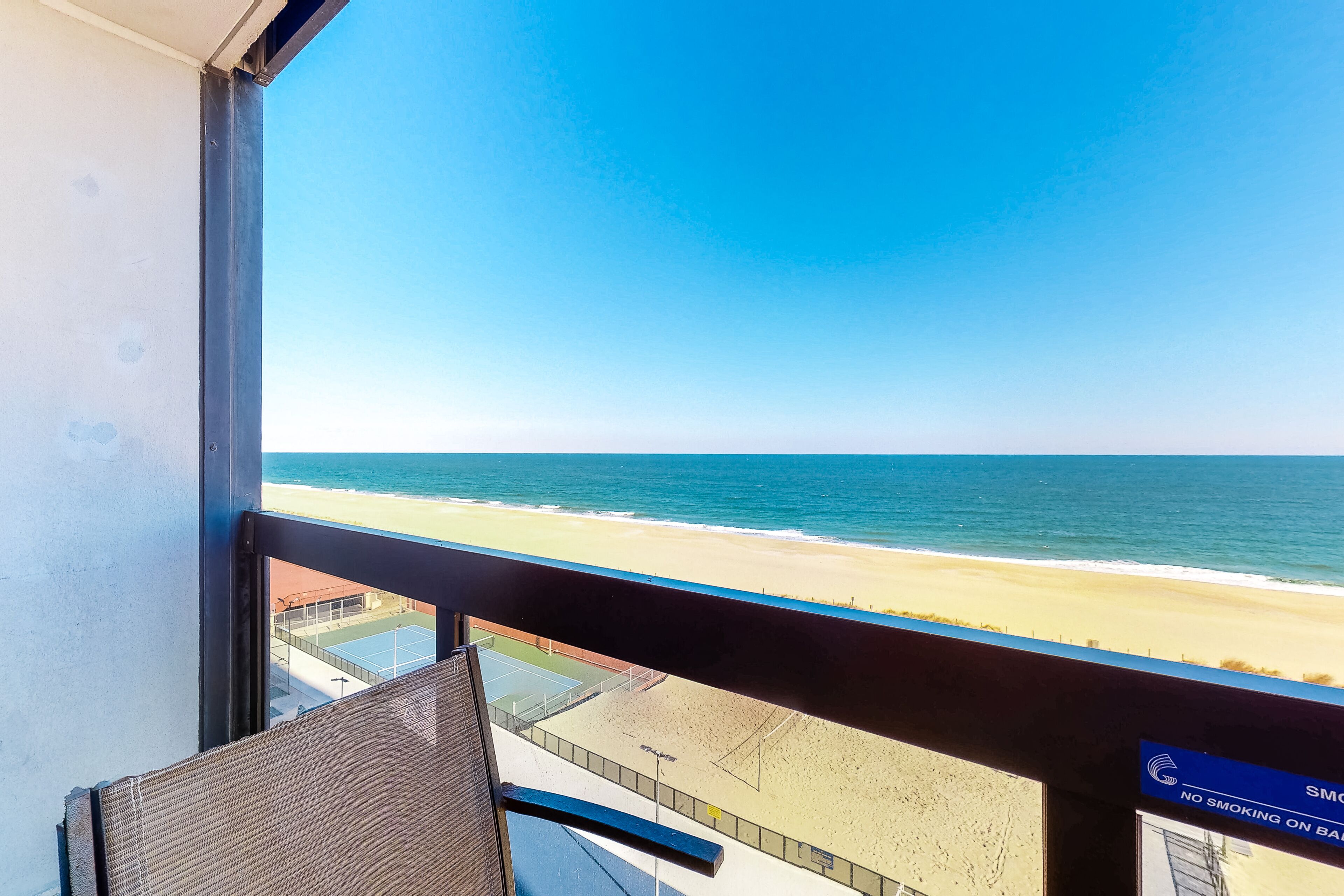 Delightful beachfront studio with full kitchen, balcony, pools, gym & tennis