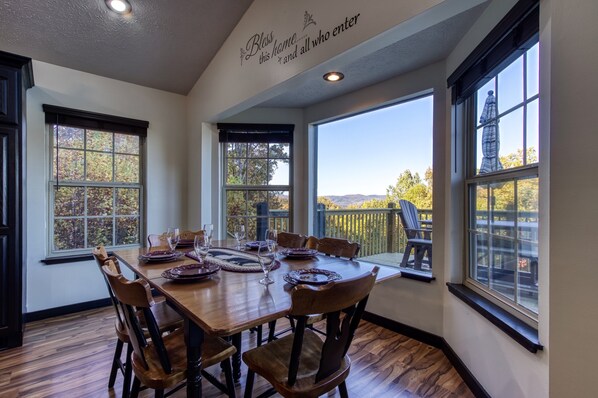 Dining - Private & Peaceful, Family Friendly, Great Views, Clean and Cared for! (Sevierville)