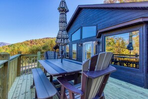 Outdoor dining - Private & Peaceful, Family Friendly, Great Views, Clean and Cared for! (Sevierville)