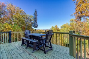 Outdoor dining - Private & Peaceful, Family Friendly, Great Views, Clean and Cared for! (Sevierville)