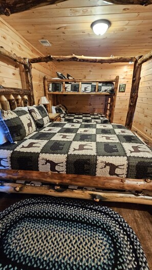 4 bedrooms, desk, iron/ironing board, travel crib - Private & Peaceful, Family Friendly, Great Views, Clean and Cared for! (Sevierville)