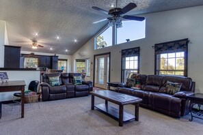 Smart TV, fireplace, table tennis, books - Private & Peaceful, Family Friendly, Great Views, Clean and Cared for! (Sevierville)