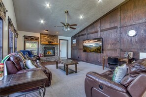 Smart TV, chimenea, tenis de mesa y libros 
