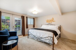 3 bedrooms, iron/ironing board, internet, bed sheets - Comfortable home with Puget Sound view, decks, garden patio, WiFi & W/D (University Place)