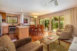 Smart TV, DVD player, books - Hale Hui Kai 108  on Keawakapu Beach (Kihei)