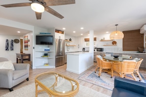 Smart TV, books - Hale Hui Kai 206 - Newly Renovated!! (Kihei)