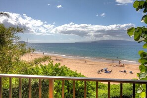 On the beach - Hale Hui Kai 210 Two bedroom Two bath full Ocean and Beach Views (Kihei)