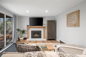 TV, fireplace