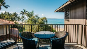 A balcony with wicker furniture and a view of the ocean. - Hale Hui Kai 308 OCEAN VIEW (Kihei)