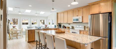 冷蔵庫、電子レンジ、オーブン、コンロ