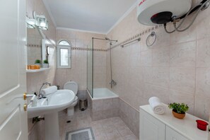 Ensemble douche/baignoire, sèche-cheveux, serviettes fournies