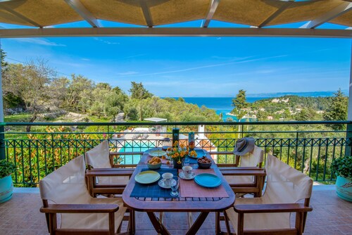 Yiotta: Amazing views of Lakka, private pool, WiFi