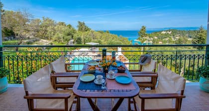 Yiotta: Amazing views of Lakka, private pool, WiFi