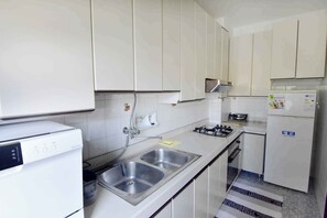 Frigorífico, microondas, horno y placa de cocina